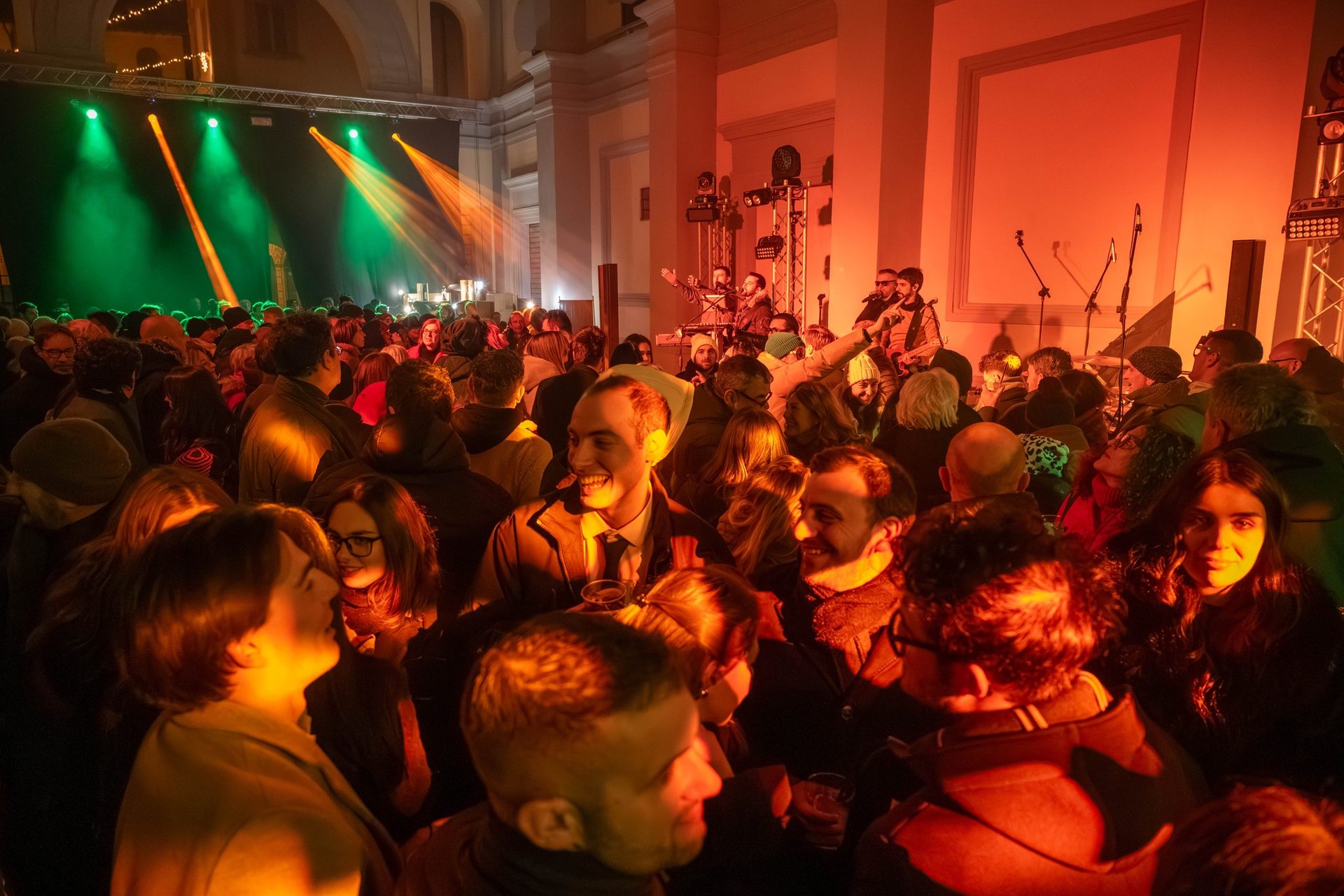 Musicisti Ellemono sul palco con luci da concerto